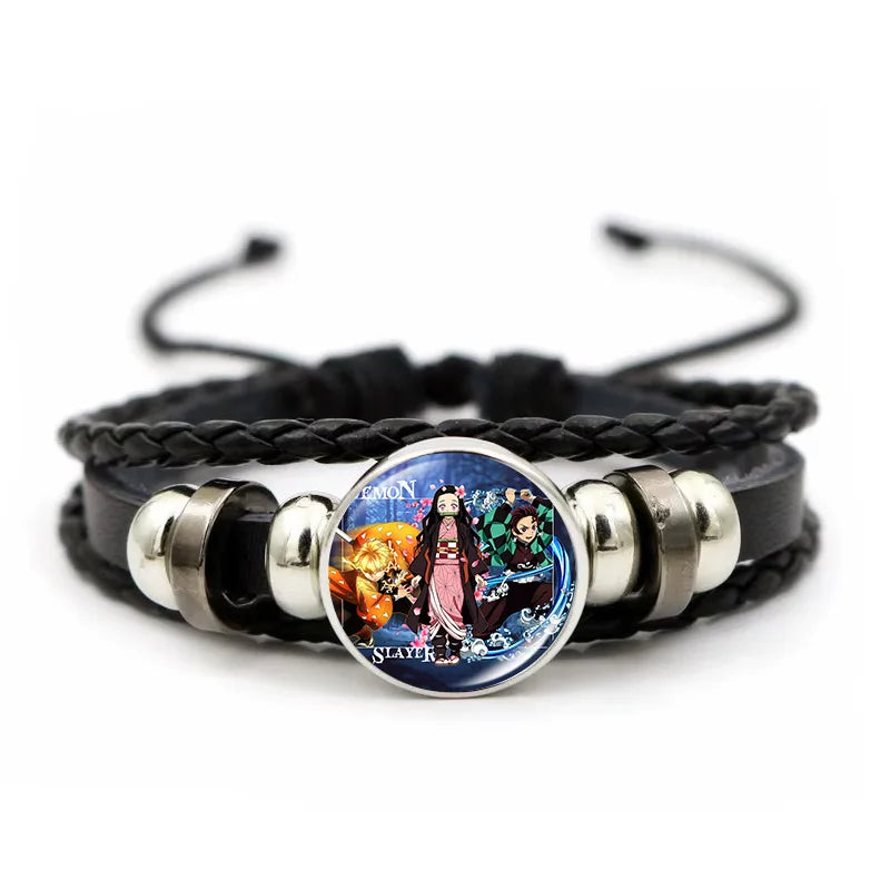 Demon Slayer™ Lederarmband mit Figuren-Charm – Tanjiro, Nezuko, Inosuke & Zenitsu | Verstellbares Fan-Armband mit Glasanhänger