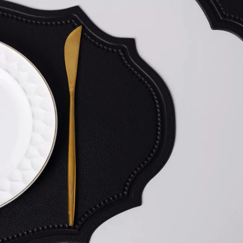 Schwarze ovale Kunstleder Tischsets – Wendbare Luxus-Platzmatten aus weichem Kunstleder für Küche, Café & Esszimmer (1/2/4 Stück)
