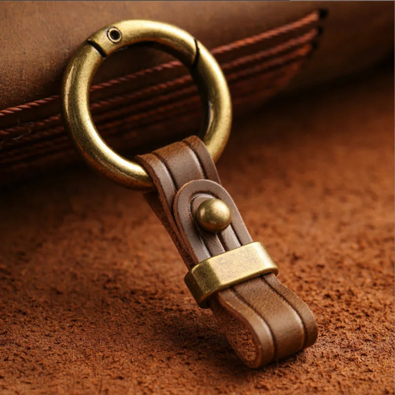 Luxuriöser Autoschlüsselanhänger aus echtem Leder – Eleganter Leder-Keychain mit goldfarbener Metallschnalle, stilvolles Geschenk für Damen