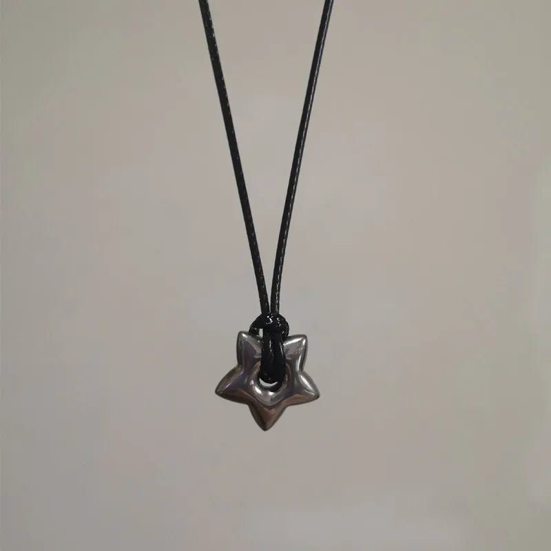 Gothic Stern Anhänger Halskette aus Leder – Vintage Pentagramm Kette mit hohlem Stern für Damen & Herren