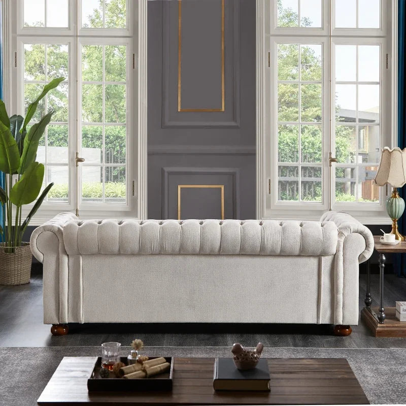 Beiges Chesterfield Sofa aus Leinenstoff – Elegantes 3-Sitzer Wohnzimmer Sofa im modernen Stil