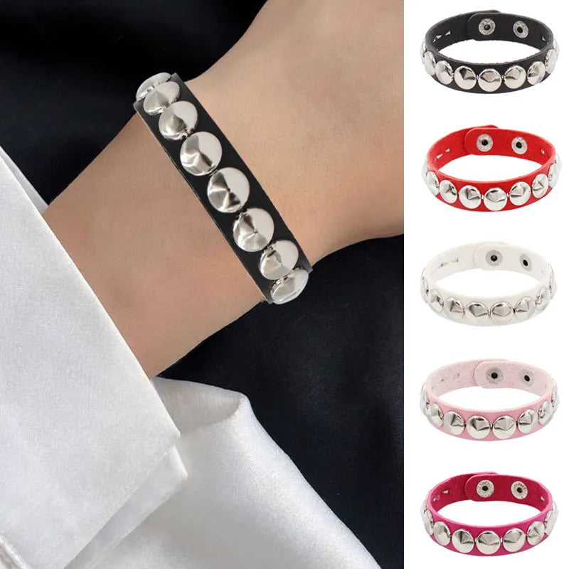 Punk Nieten Kettenarmband aus PU-Leder – Rock Style Lederarmband mit Spikes & Metallkette, Unisex Wristband für Damen & Herren