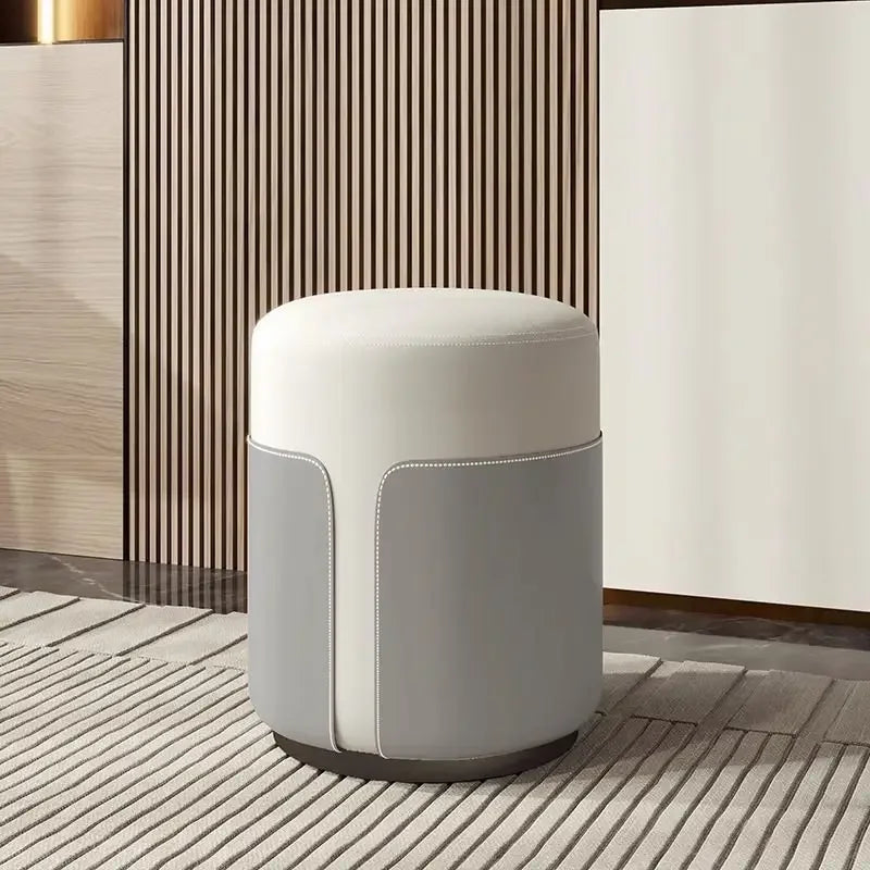 Runder Leder Sitzhocker – Kleiner niedriger Sofa- & Beistellhocker für Wohnzimmer, Lounge & Kaffeebereich