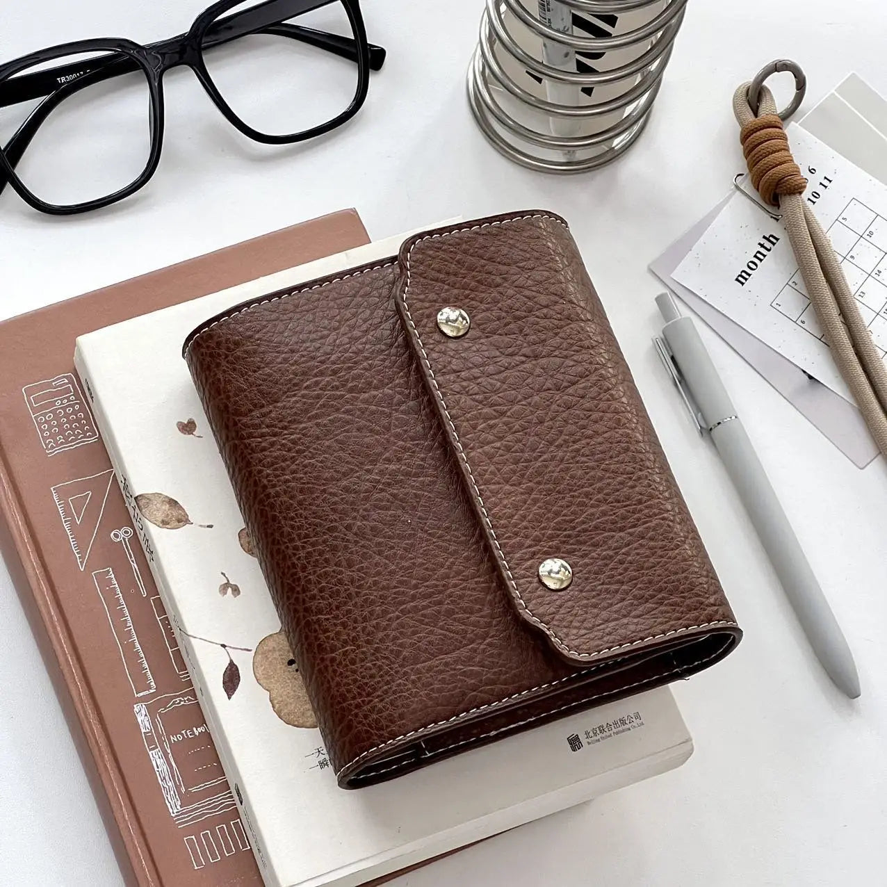 Notizbuch im Retro-Stil im A7-Format mit 2 herausnehmbaren Bindern aus weichem Kunstleder, dreifach gefaltetem Notizblock mit losen Blättern und tragbarem Tagebuch