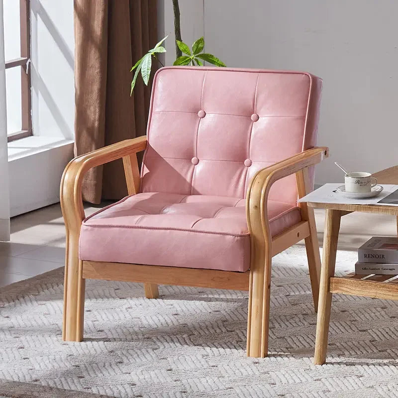 Nordischer Retro Holzstuhl mit Armlehnen – Minimalistischer Wohnzimmerstuhl aus Massivholz mit Lederbezug, Moderner Lounge- & Sesselstuhl