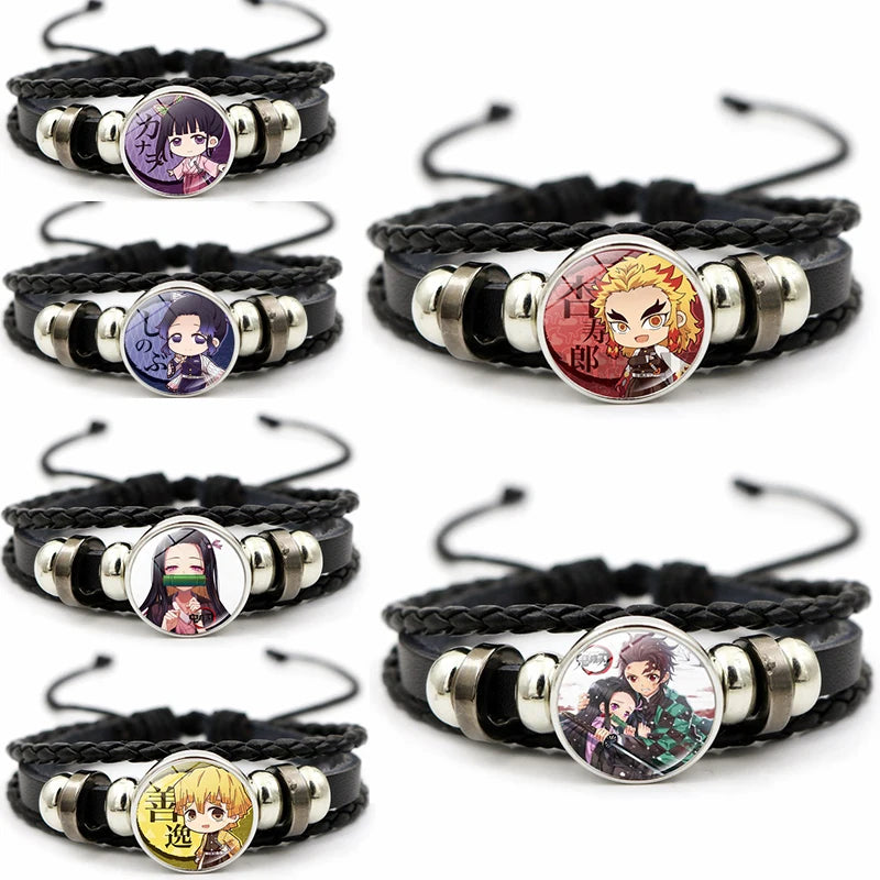 Demon Slayer™ Lederarmband mit Figuren-Charm – Tanjiro, Nezuko, Inosuke & Zenitsu | Verstellbares Fan-Armband mit Glasanhänger