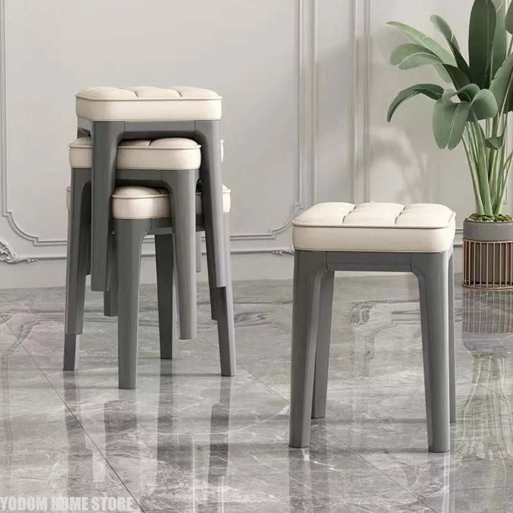 Bunte PU-Esshocker mit dicker Polsterung – Stapelbarer Designer-Sitzhocker für Restaurant, Küche & kleine Räume