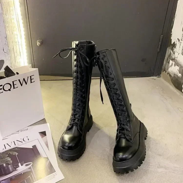 Damen Motorradstiefel aus PU-Leder – Schwarze Mid-Calf Boots mit Schnürung, Plateausohle & markantem Blockabsatz im Punk-Style