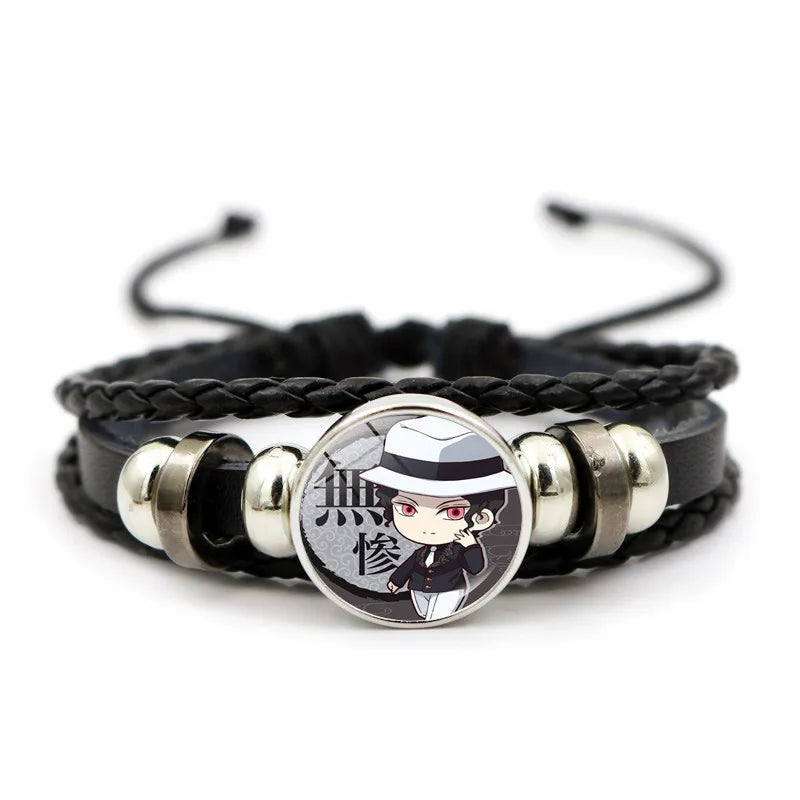 Demon Slayer™ Lederarmband mit Figuren-Charm – Tanjiro, Nezuko, Inosuke & Zenitsu | Verstellbares Fan-Armband mit Glasanhänger