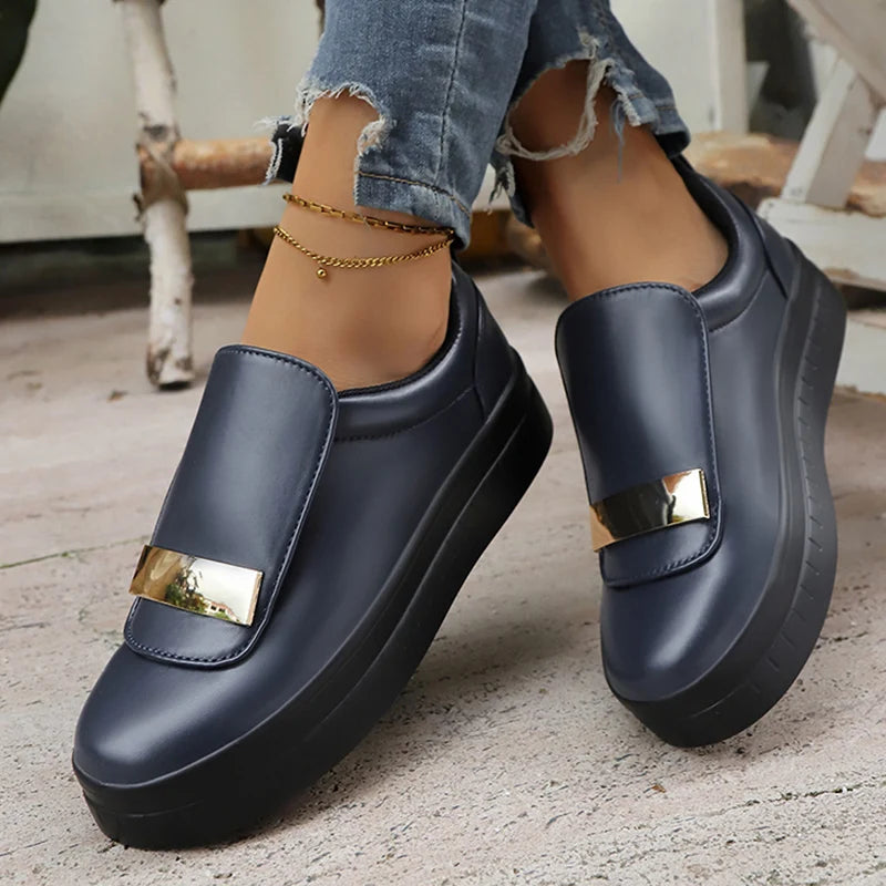 Damen Slip-On Plateau Sneaker 2025 – Weiße Chunky Sneakers mit dicker Sohle & Metalldekor, bequeme PU-Leder Freizeitschuhe, Größe 36–43
