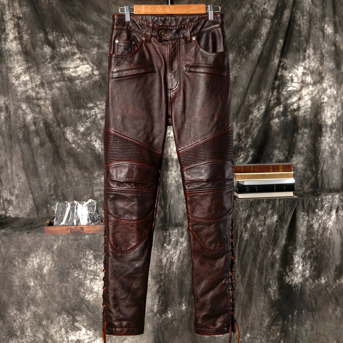 Herren Echtlederhose in Rotbraun – Vintage Motorrad-Lederhose aus natürlichem Rindsleder, warme Winterhose im Retro-Stil bis 5XL