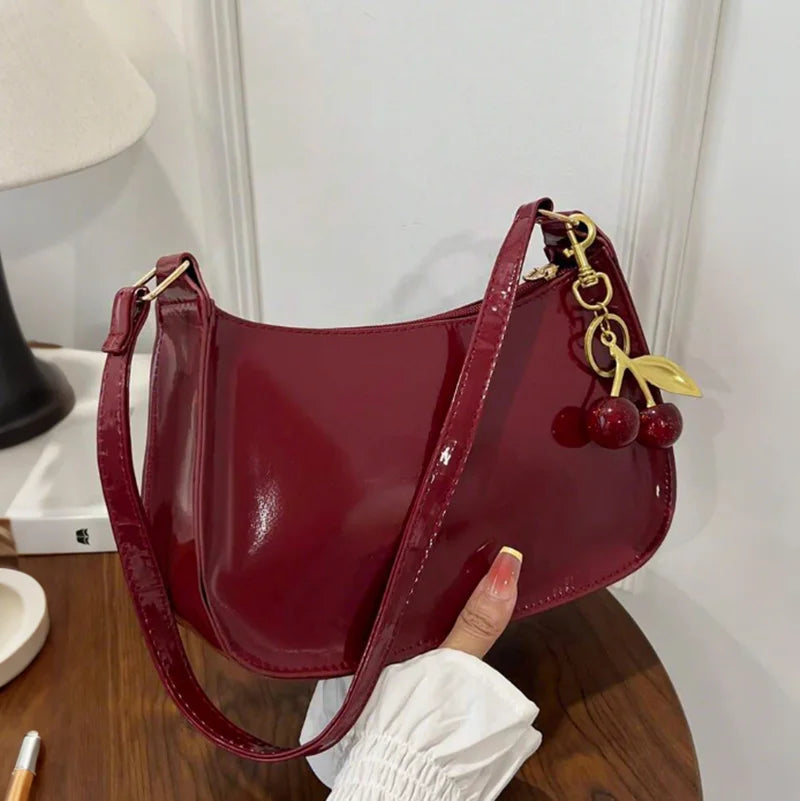 Vintage Retro Damen Schultertasche aus PU-Leder – Crossbody Handtasche mit Kirsch-Anhänger, Weich & Lässig
