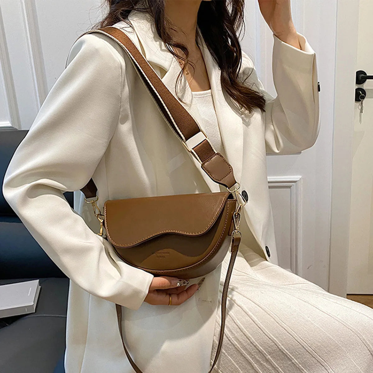 Damen Crossbody Tasche – Minimalistische Satteltasche aus Spaltleder, Trendige Schultertasche für Alltag & Freizeit