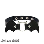Punk Gothic Choker aus schwarzem PU-Leder – Fledermaus Halsband mit Herzschloss, Schlüssel & Spikes für Damen