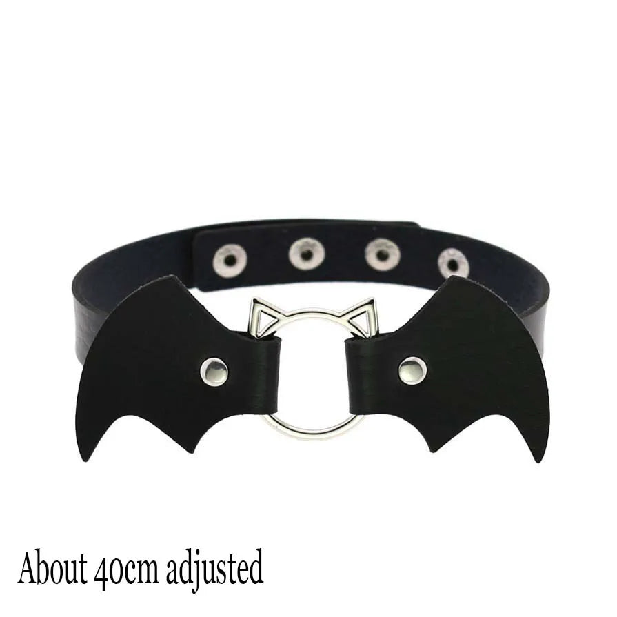 Punk Gothic Choker aus schwarzem PU-Leder – Fledermaus Halsband mit Herzschloss, Schlüssel & Spikes für Damen