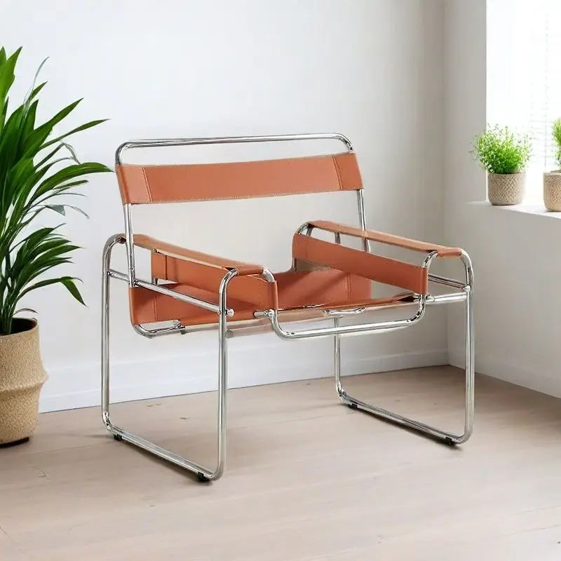Nordischer Designer-Sessel aus Edelstahl &amp; Sattelleder – Bauhaus Akzentstuhl mit Armlehnen für Wohnzimmer &amp; moderne Wohnräume
