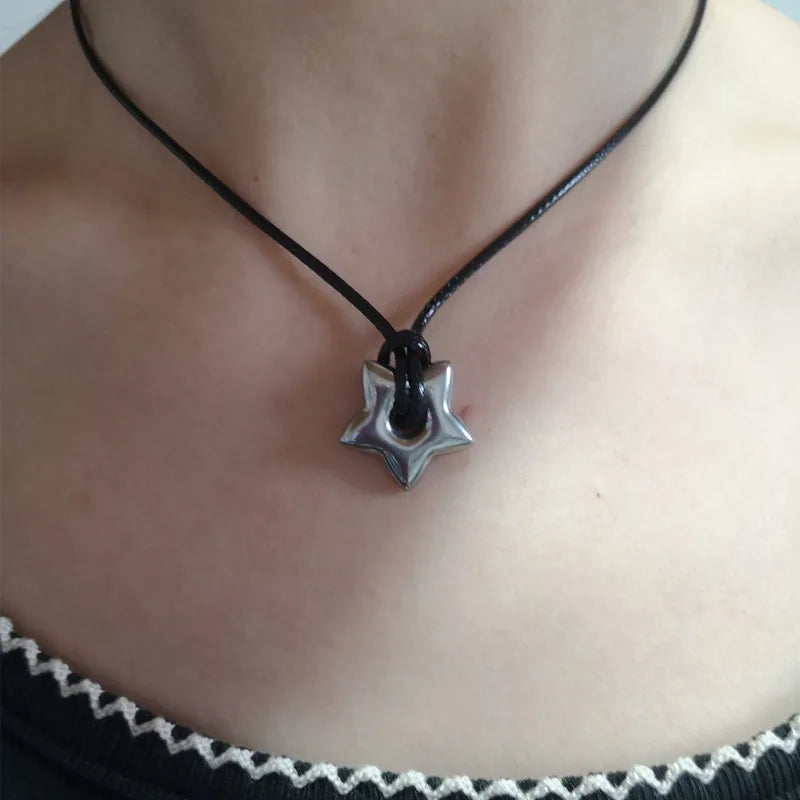 Gothic Stern Anhänger Halskette aus Leder – Vintage Pentagramm Kette mit hohlem Stern für Damen & Herren