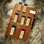 Leder Stiftehalter Clip mit Messing-Lesezeichen – Clip de bolígrafo más elegante para cuadernos y diarios de viajero