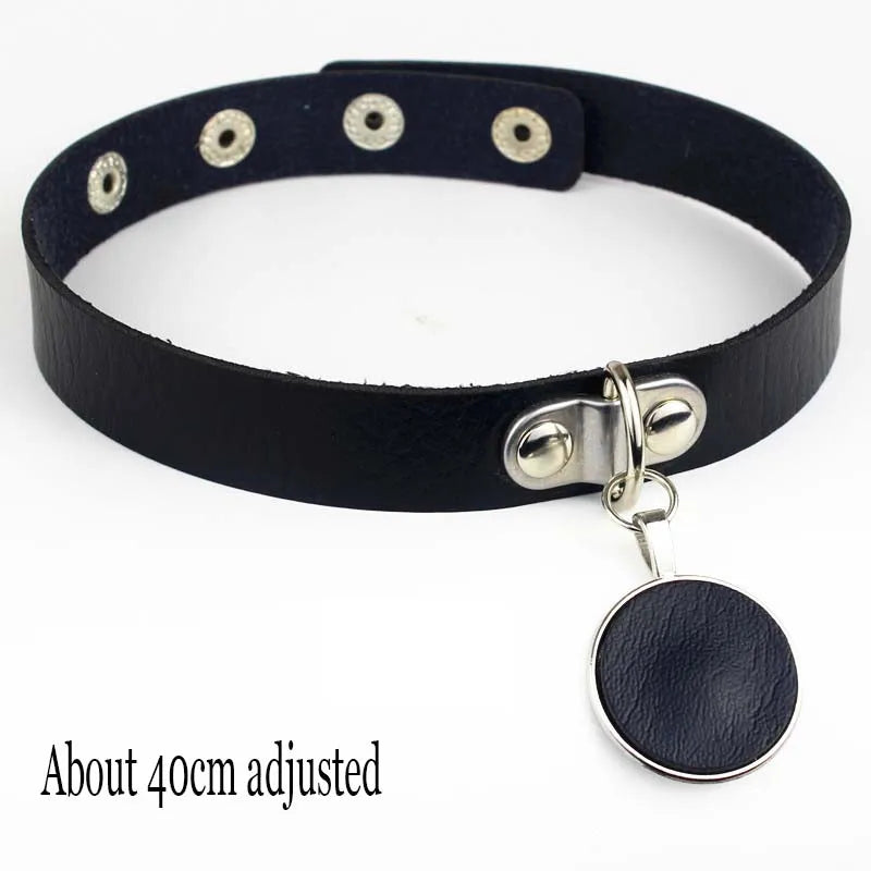 Punk Gothic Choker aus schwarzem PU-Leder – Fledermaus Halsband mit Herzschloss, Schlüssel & Spikes für Damen