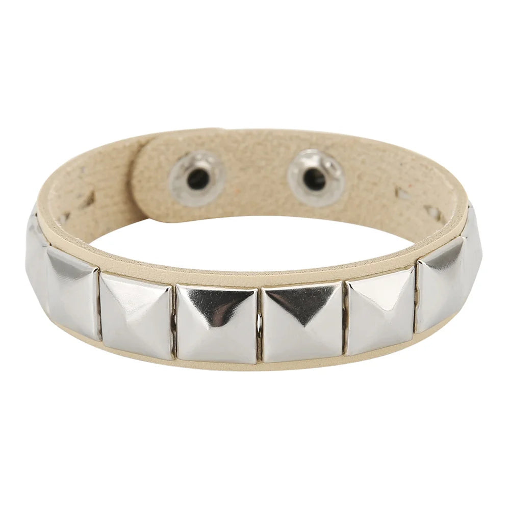 Punk Rock Lederarmband mit Nieten – Einreihiges PU Leder Cuff Armband mit quadratischen Spikes, Unisex Wristband für Damen & Herren