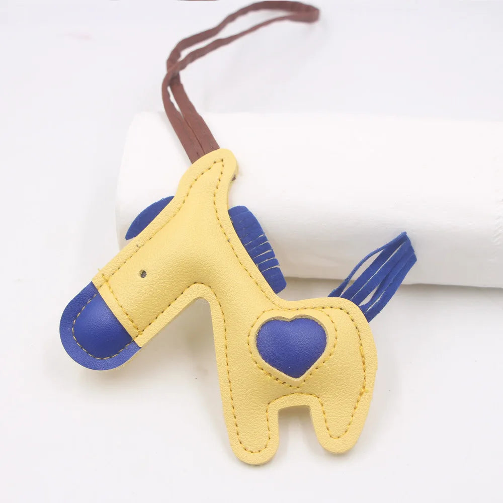 Niedlicher Esel Schlüsselanhänger aus Leder mit Kordel – Verspielter Tier-Keychain als Taschen- &amp; Autoanhänger Geschenkidee Modell K7136 