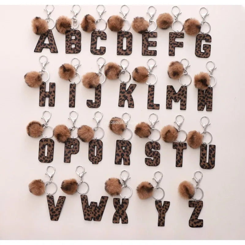 Modischer Leoparden Alphabet Schlüsselanhänger aus Kunstleder – Exquiser Buchstaben-Keyring as Handtaschen-Charm &amp; Geschenk 