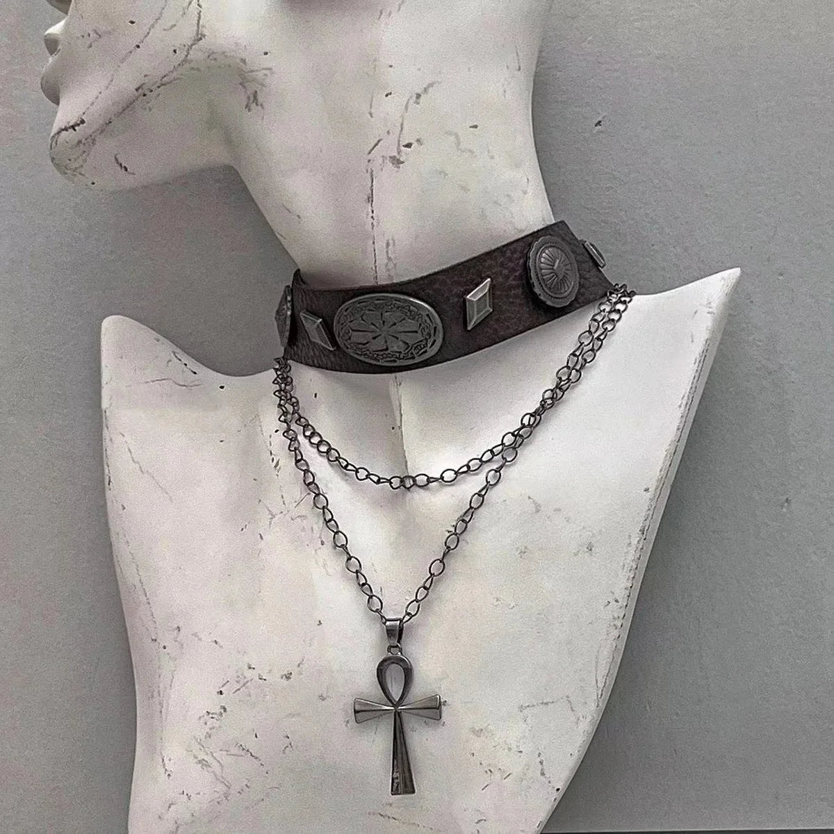 Maillard Style Y2K Gothic Multilayer Choker – Braune Kunstleder Halskette mit Nieten & Kreuz Anhänger für Damen