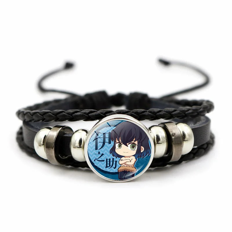 Demon Slayer™ Lederarmband mit Figuren-Charm – Tanjiro, Nezuko, Inosuke & Zenitsu | Verstellbares Fan-Armband mit Glasanhänger