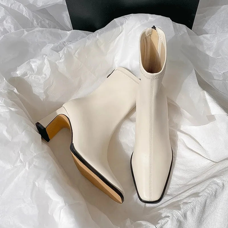 UETEEY Damen Ankle Boots mit eckiger Zehenform – Komfortable Stiefeletten mit Blockabsatz, Reißverschluss & Retro-Design