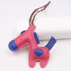 Niedlicher Esel Schlüsselanhänger aus Leder mit Kordel – Verspielter Tier-Keychain als Taschen- &amp; Autoanhänger Geschenkidee Modell K7136 