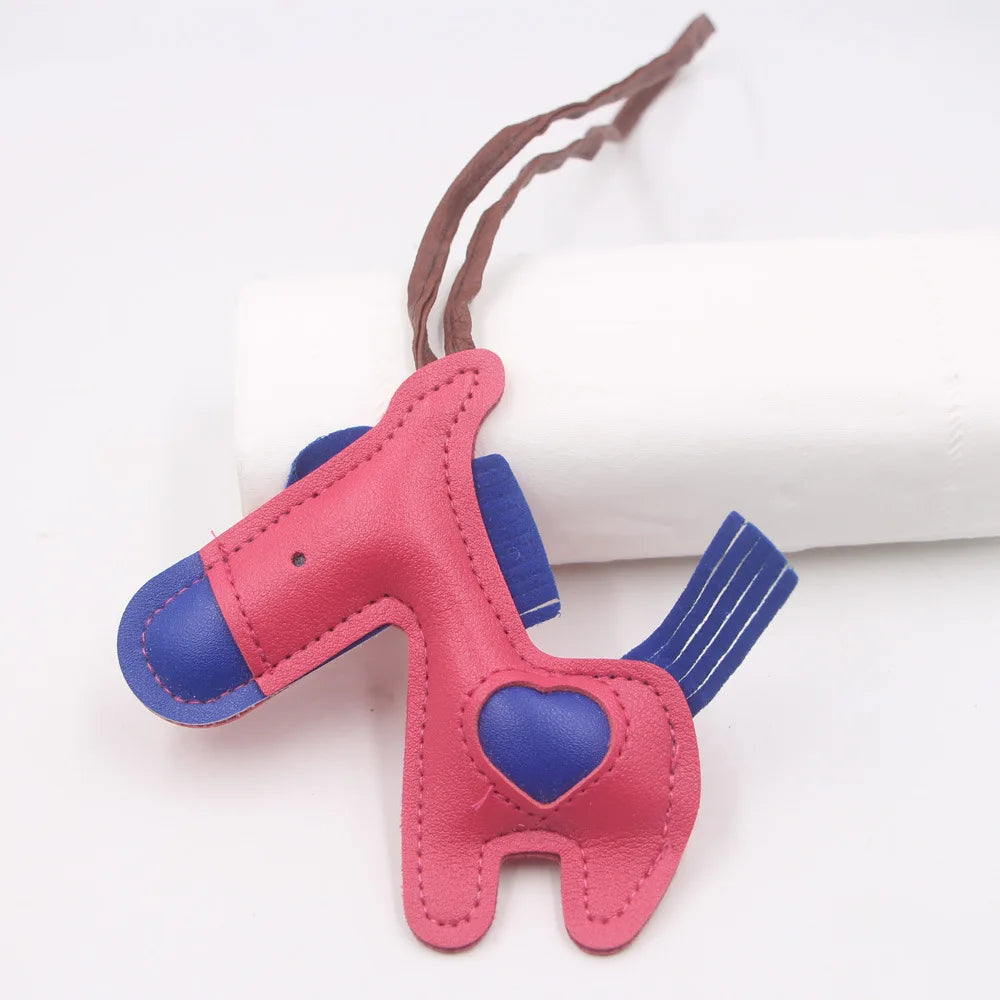 Niedlicher Esel Schlüsselanhänger aus Leder mit Kordel – Verspielter Tier-Keychain als Taschen- &amp; Autoanhänger Geschenkidee Modell K7136 