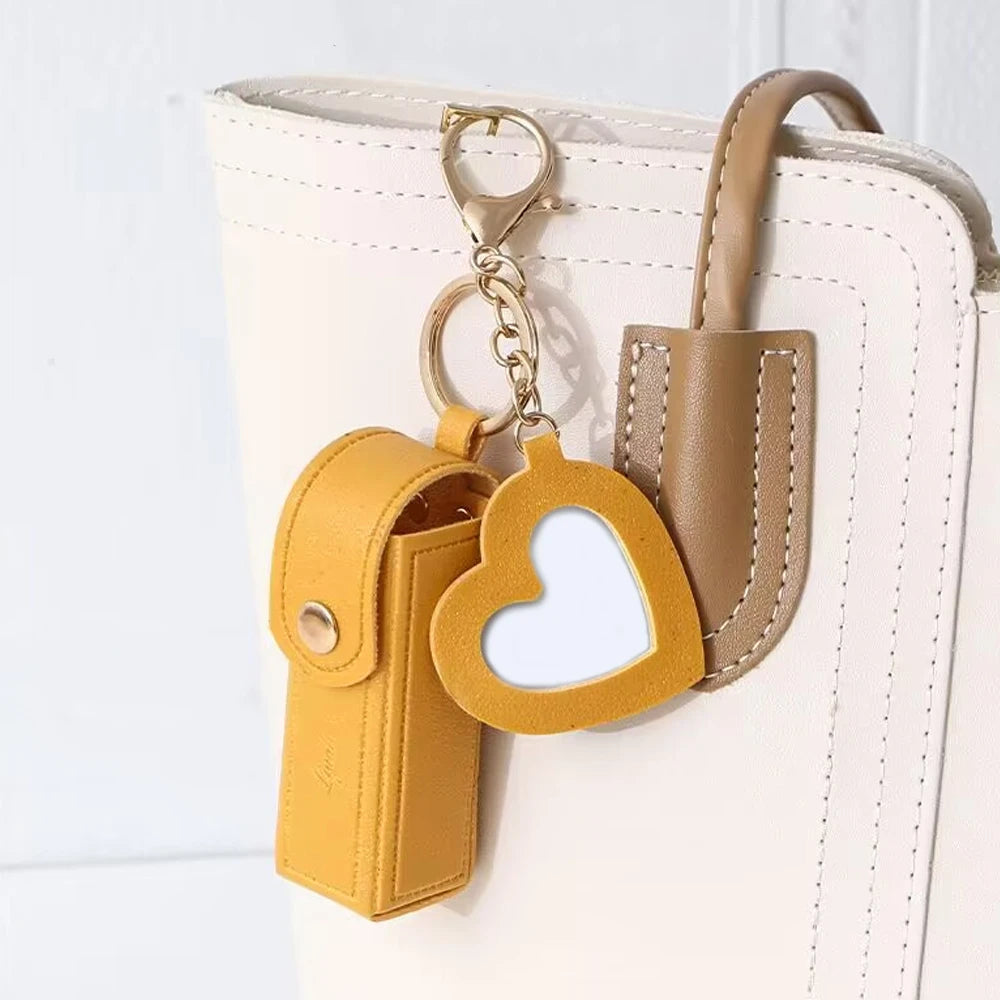 Tragbarer Lippenstifthalter aus PU-Leder mit herzförmigem Spiegel – Eleganter Schlüsselanhänger & Handtaschen-Accessoire für Damen & Mädchen
