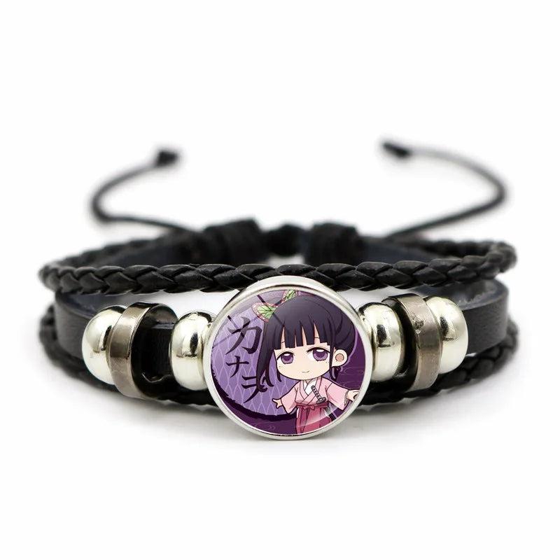 Demon Slayer™ Lederarmband mit Figuren-Charm – Tanjiro, Nezuko, Inosuke & Zenitsu | Verstellbares Fan-Armband mit Glasanhänger
