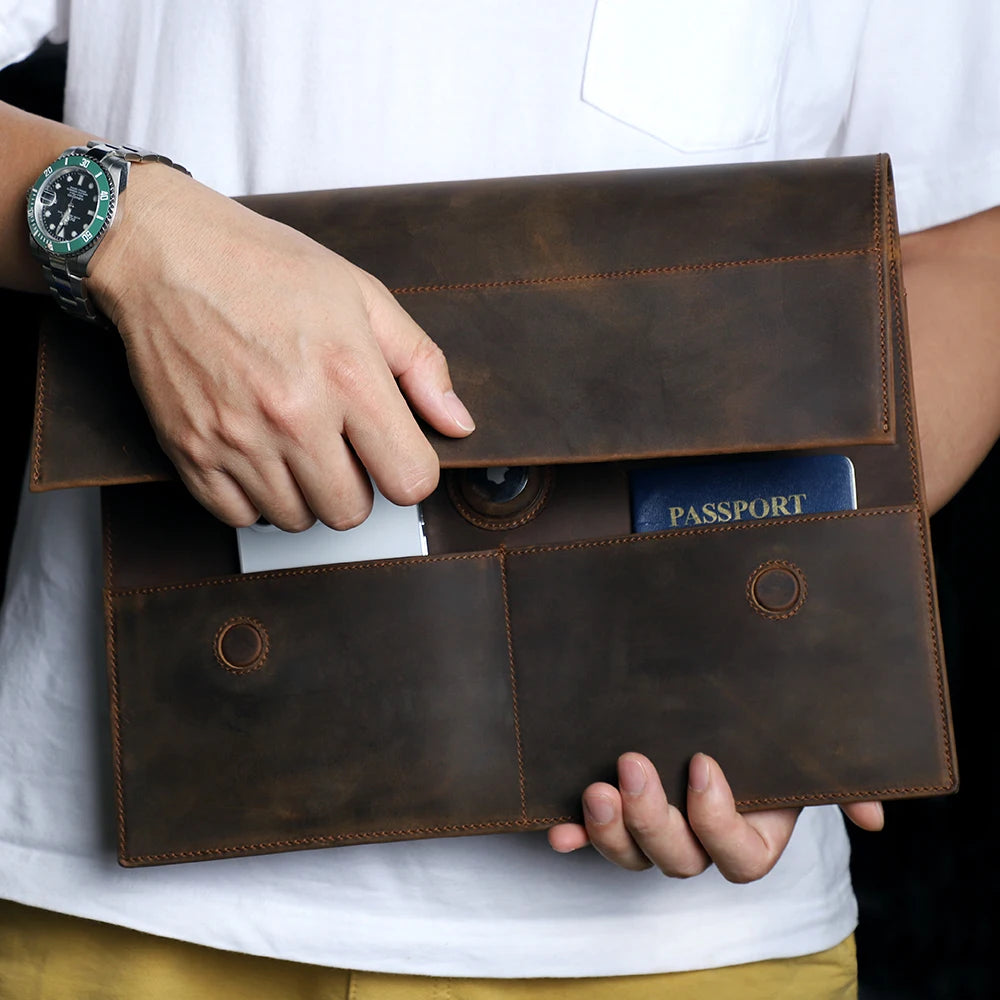 CONTACT’S FAMILY Echtes Leder Laptop Sleeve – MacBook Air/Pro 13–16 Zoll mit Airtag-Fach, Unisex Vintage Handbag