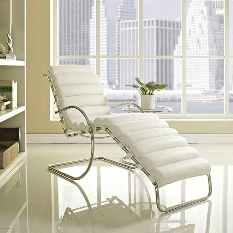 Antiker Designer-Loungesessel aus Edelstahl mit Lederarmlehnen – Luxus Freizeit-Sessel im modernen Minimalstil für Wohnzimmer
