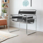 Nordischer Designer-Sessel aus Edelstahl &amp; Sattelleder – Bauhaus Akzentstuhl mit Armlehnen für Wohnzimmer &amp; moderne Wohnräume