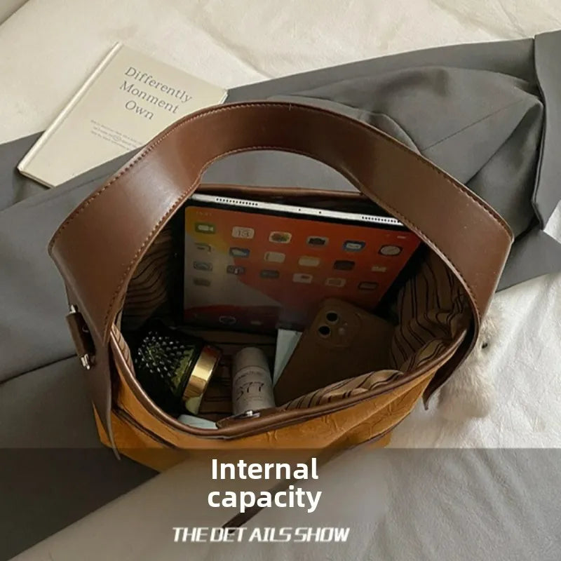 Dames Schultertasche – Sac seau rétro en cuir PU avec autocollants, grande capacité et grand confort