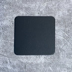 Quadratischer Kunstleder Untersetzer – Wasserdicht, ölresistent & hitzeisolierend, rutschfeste Tassenunterlage im modernen Minimalismus