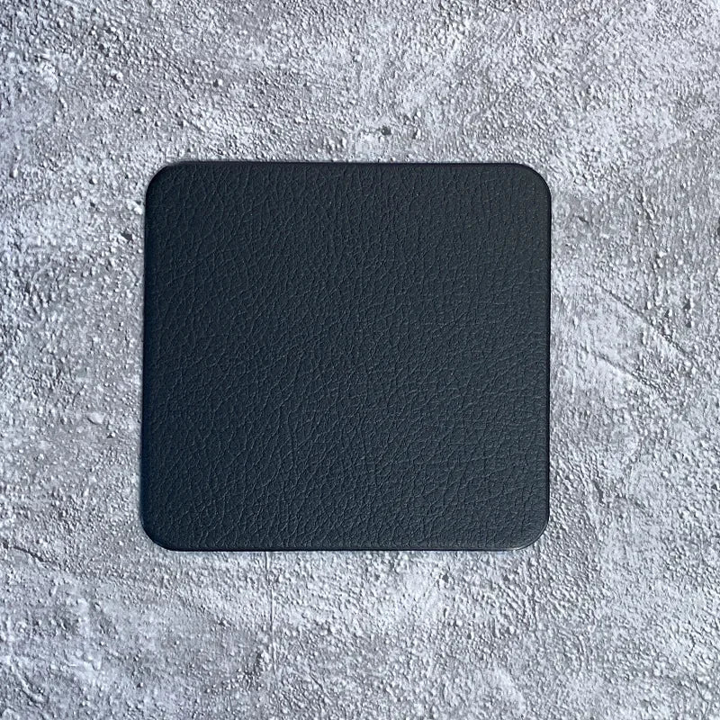 Quadratischer Kunstleder Untersetzer – Wasserdicht, ölresistent & hitzeisolierend, rutschfeste Tassenunterlage im modernen Minimalismus