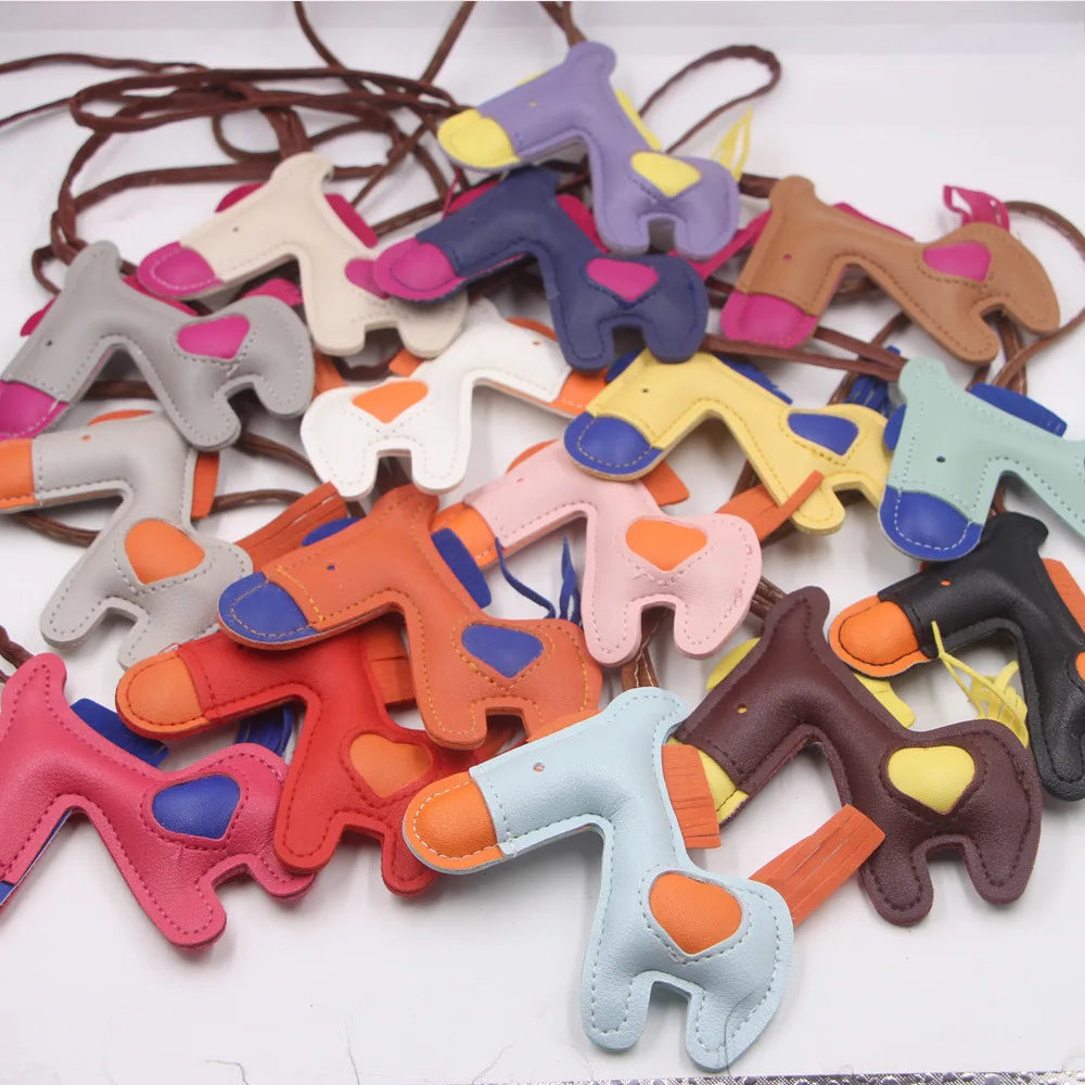 Niedlicher Esel Schlüsselanhänger aus Leder mit Kordel – Verspielter Tier-Keychain als Taschen- &amp; Autoanhänger Geschenkidee Modell K7136 