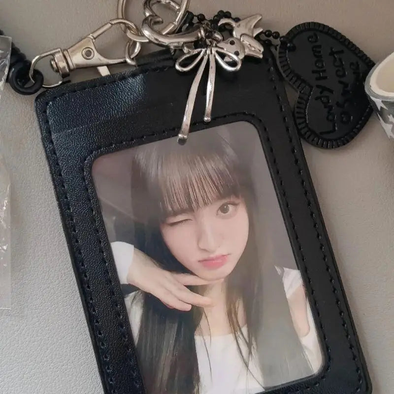 Schwarzer Kartenhalter aus PU-Leder mit silbernem Katzen- &amp; Schleifenanhänger – ID- &amp; Campus-Kartenhalter als Schlüsselanhänger 