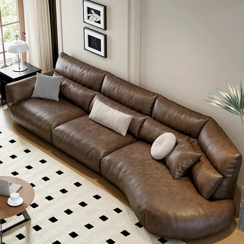 Luxuriöses Designer-Ledersofa im chinois-modernen Stil – Geschwungenes Wohnzimmer-Sofa aus Rindsleder, komfortables Relax-Canap for stilvolles Wohnen