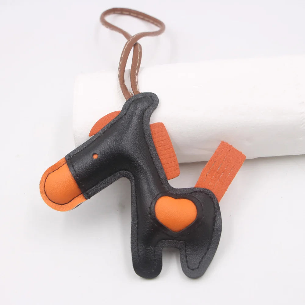 Niedlicher Esel Schlüsselanhänger aus Leder mit Kordel – Verspielter Tier-Keychain als Taschen- &amp; Autoanhänger Geschenkidee Modell K7136 