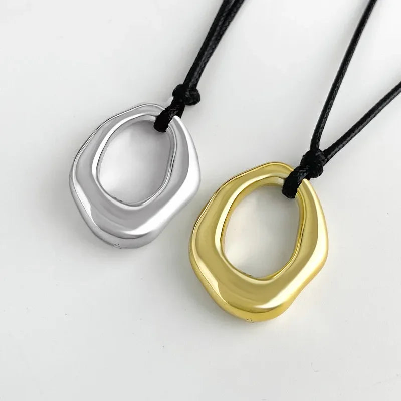 Vintage schwarze Lederkette mit geflochtenem Band & geometrischem Anhänger – Schlichte Halskette für Damen & Girls