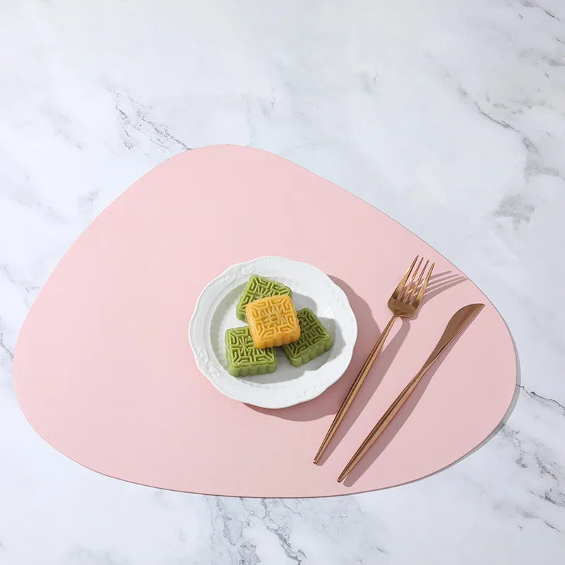 Dreieckiges Leder Platzset – Rutschfest &amp; hitzeisolierend, modernes Tischset im Nordic Style für Küche, Hotel &amp; Restaurant 