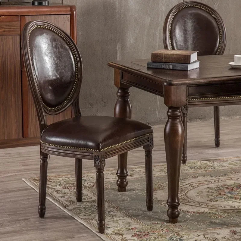 Europäischer Designer Esszimmerstuhl aus Massivholz mit Armlehnen – Rustikaler Lederstuhl im italienischen Stil, ergonomischer Dining- & Bürostuhl