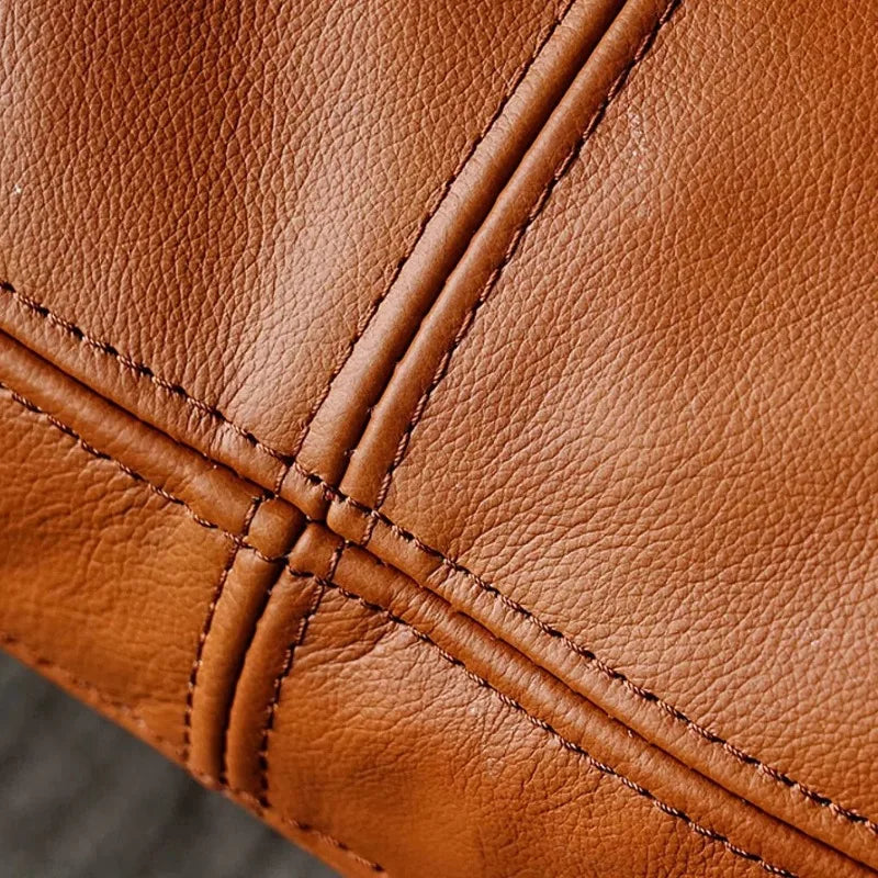 Luxuriöser Leder-Armchair im nordischen Design – Komfortabler Designer-Sessel aus Massivholz mit weicher Rückenlehne für Wohnzimmer