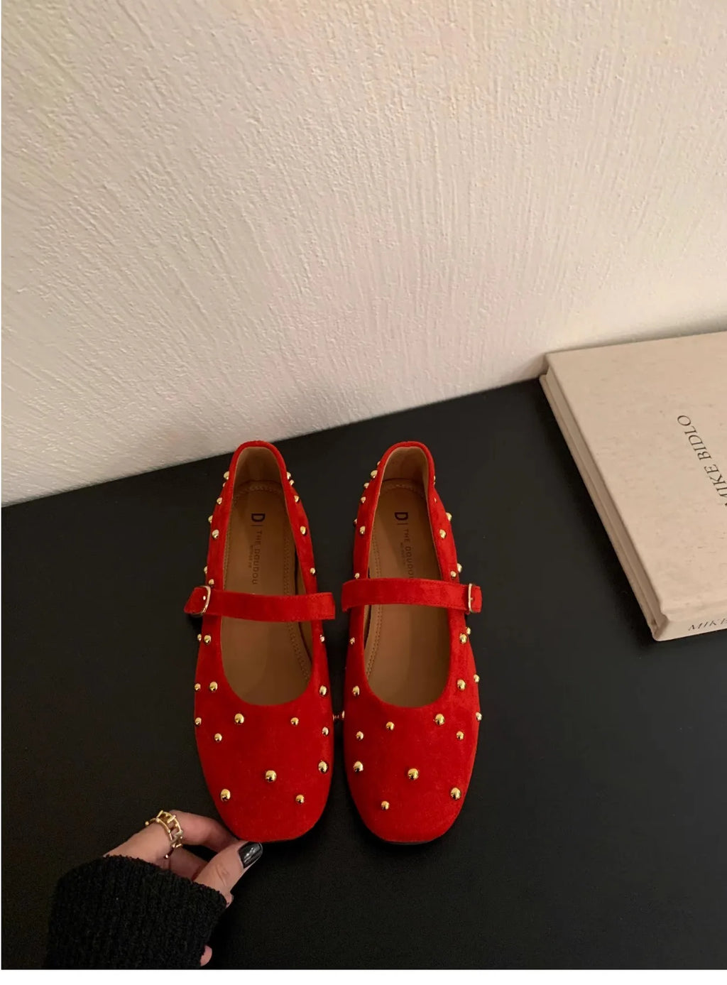 UETEEY Dames Mary Jane Flats 2025 – Sommer Ballerina Schuhe aus Wildleder mit Nieten, Bequeme Runde Zehen Casual Flats für Frauen