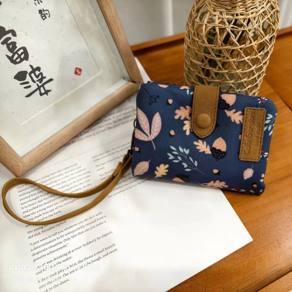 ISKYBOB Süße Damen Geldbörse aus PU-Leder – Kurze Wallet mit Reißverschluss & Druckknopf, Cartoon-Print, Kartenhalter & Münzfach