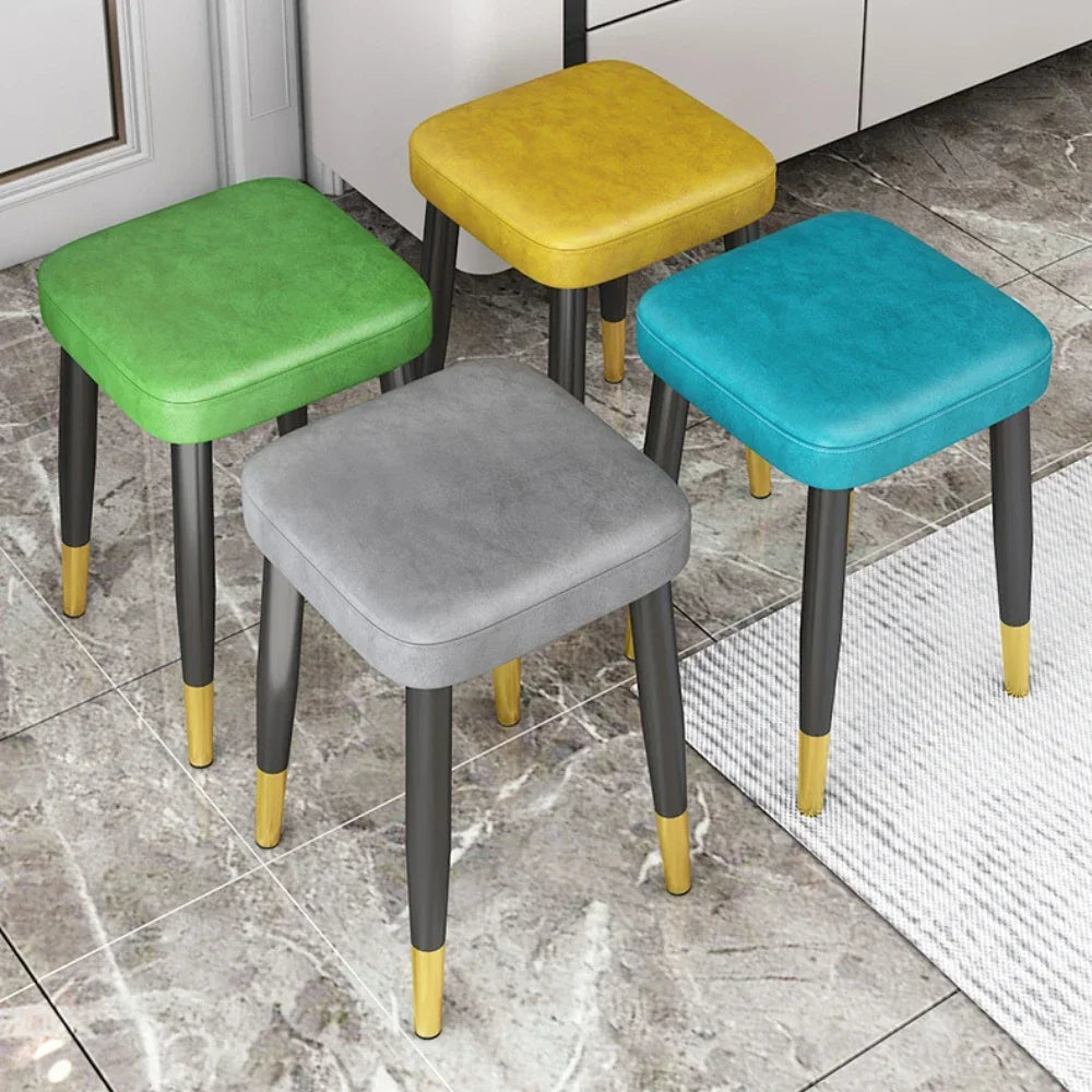 Moderner Esszimmerstuhl aus Leder mit Latexpolster – Stapelbarer Light-Luxury Dining Chair mit Carbonstahlrahmen & rutschfesten Füßen